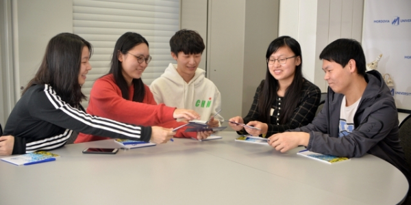 Студентам из Китая вручили студенческие билеты